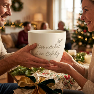 Personalisierter Blumentopf mit Gravur — Geschenk Projektmanagerin Beförderung — als persoenliche Geschenk-Uebergabe