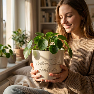 Personalisierter Blumentopf mit Gravur — Danke Geschenk Änderungsschneiderin — im Wohnambiente