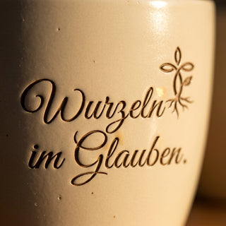 Einzigartiger Blumentopf mit Gravur – Geschenk für Pfarrer — Detailaufnahme
