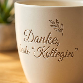Personalisierter Blumentopf mit Gravur — Geschenk Rentnerin Abschied Kollegin — Detailaufnahme