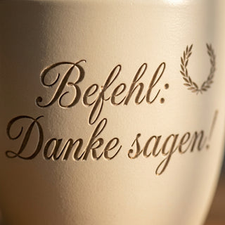 Personalisierter Blumentopf mit Gravur — Geschenk Unteroffizier Beförderung — Detailaufnahme