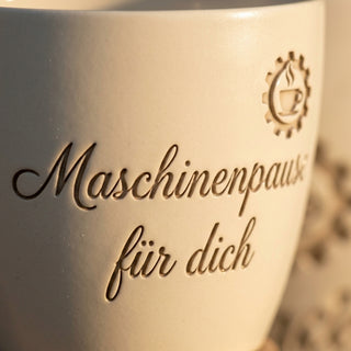 Persönliches Geschenk für Industriemechaniker – Gravur: Maschinenpause für dich — Detailaufnahme
