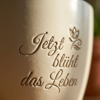 Personalisierter Blumentopf „Jetzt blüht das Leben“ — Geschenk Ruheständler — Detailaufnahme