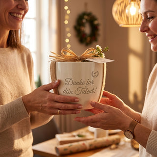 Personalisierter Blumentopf mit Gravur — Geschenk Visagistin Danke & Abschied — als persoenliche Geschenk-Uebergabe