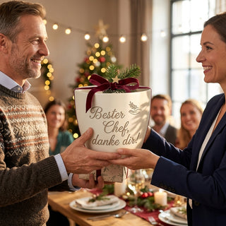 Personalisierter Blumentopf „Bester Chef“ — Danke-Geschenk für den Vorgesetzten — als persoenliche Geschenk-Uebergabe