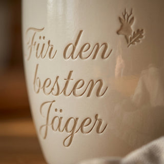 Personalisierter Blumentopf mit Gravur — Geschenk für Berufsjäger — Detailaufnahme