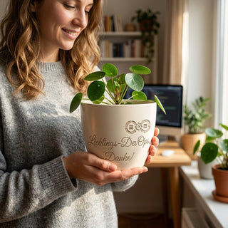 Personalisierter Blumentopf mit Gravur — DevOps Geschenk für Kollegen — im Wohnambiente