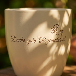 Personalisierter Blumentopf mit Gravur — Danke Geschenk für Psychiaterin — Detailaufnahme