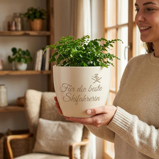 Personalisierter Blumentopf — Geschenk Skifahrerin & Wintersport-Fan — im Wohnambiente