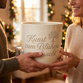Personalisierter Blumentopf mit Gravur — Geschenk Restauratorin Abschied — als persoenliche Geschenk-Uebergabe