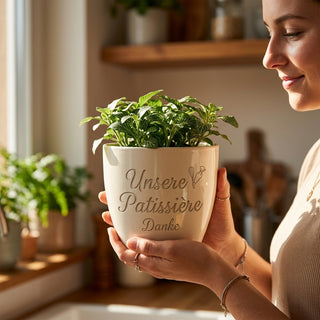 Personalisierter Blumentopf mit Gravur — Geschenk für Patissière — im Wohnambiente