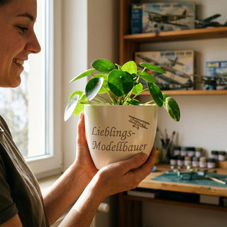 Personalisierter Blumentopf 'Lieblings-Modellbauer' — Geschenk für Modellbau-Enthusiasten — im Wohnambiente