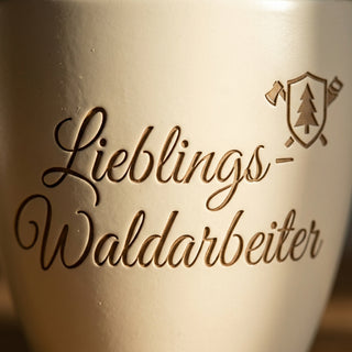 Personalisierter Blumentopf mit Gravur — Geschenk Waldarbeiter Pensionierung — Detailaufnahme