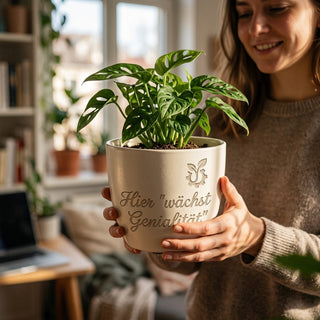 Personalisierter Blumentopf mit Gravur — Geschenk Wissenschaftlerin Doktorarbeit — im Wohnambiente