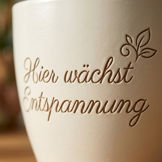 Personalisierter Blumentopf mit Gravur — Geschenk Spa Managerin zum Geburtstag — Detailaufnahme
