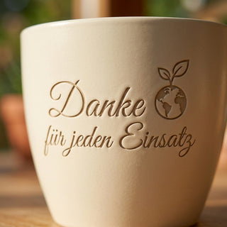 Personalisierter Blumentopf mit Gravur — Geschenk Sanitäter Rettungsdienst — Detailaufnahme
