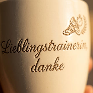Personalisierter Blumentopf mit Gravur — Geschenk Hundetrainerin Abschied — Detailaufnahme