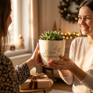 Persönliches Geschenk für Wimpernstylistin – Blumentopf mit Gravur: Danke, Wimpernfee! — als persoenliche Geschenk-Uebergabe
