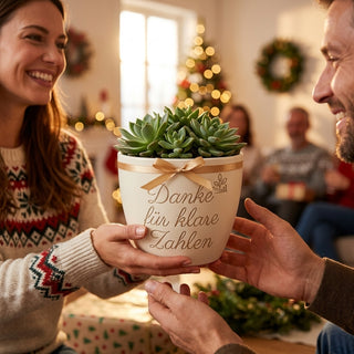 Personalisierter Blumentopf mit Gravur — Danke-Geschenk Steuerberaterin — als persoenliche Geschenk-Uebergabe