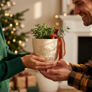 Personalisierter Blumentopf mit Gravur — Geschenk für Börsenmakler — als persoenliche Geschenk-Uebergabe