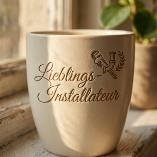 Personalisierter Blumentopf mit Gravur — Geschenk Installateur zur Pensionierung — Detailaufnahme