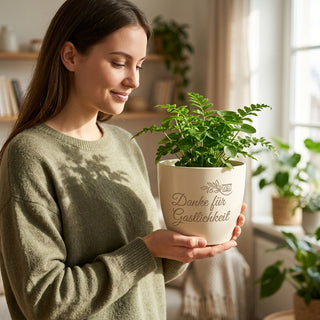 Blumentopf mit Gravur 'Danke für Gastlichkeit' — Geschenk Hoteldirektor — im Wohnambiente