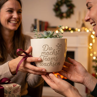 Personalisierter Blumentopf mit Lasergravur — Geschenk Personalerin — als persoenliche Geschenk-Uebergabe