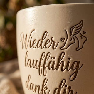 Personalisierter Blumentopf mit Gravur — Geschenk Sportphysiotherapeut Danke — Detailaufnahme
