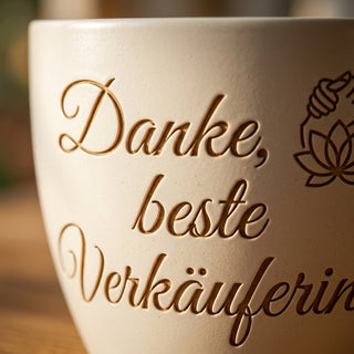 Personalisierter Blumentopf mit Gravur — Danke Geschenk für Verkäuferin — Detailaufnahme