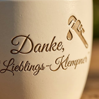 Personalisierter Blumentopf mit Gravur — Danke Geschenk Sanitärinstallateur — Detailaufnahme