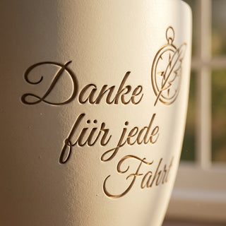Personalisierter Blumentopf mit Lasergravur — Danke-Geschenk für Taxifahrer — Detailaufnahme