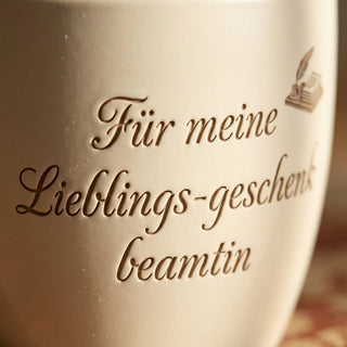 Einzigartiger Blumentopf mit Gravur für deine Lieblings-Beamtin — Detailaufnahme