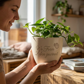 Geschenk Bildhauer - Gravur: Wo Form Leben gewinnt – Einzigartiger Blumentopf — im Wohnambiente