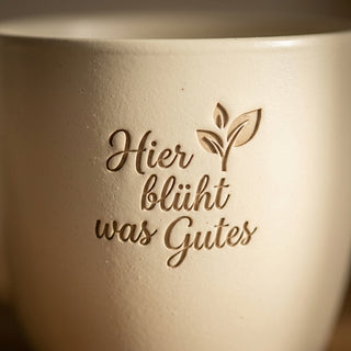 Personalisierter Blumentopf mit Gravur „Hier blüht was Gutes“ — Geschenk Tante — Detailaufnahme