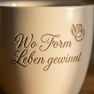 Geschenk Bildhauer - Gravur: Wo Form Leben gewinnt – Einzigartiger Blumentopf — Detailaufnahme