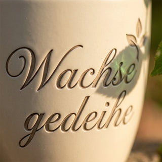 Personalisierter Blumentopf mit Gravur — Geschenk zur Geburt & Taufe — Detailaufnahme