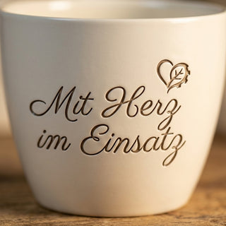 Personalisierter Blumentopf mit Gravur — Geschenk Rettungssanitäter Bestehen — Detailaufnahme