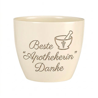 Personalisierter Blumentopf — Geschenk Pharmazeut & Apothekerin — Detailansicht der Lasergravur