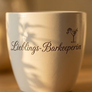 Personalisierter Blumentopf mit Gravur — Geschenk Barkeeperin Abschied — Detailaufnahme