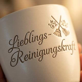 Personalisierter Blumentopf mit Gravur — Geschenk Reinigungskraft Abschied — Detailaufnahme