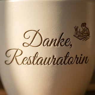 Personalisierter Blumentopf mit Gravur — Geschenk Restauratorin Abschied — Detailaufnahme