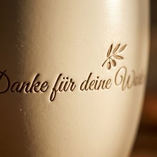 Personalisierter Blumentopf mit Gravur — Dankegeschenk Zeremonienmeisterin — Detailaufnahme