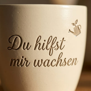Personalisierter Blumentopf mit Gravur — Geschenk Ergotherapeutin Abschied — Detailaufnahme
