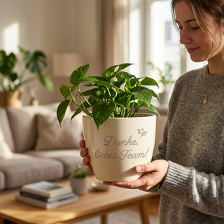 Personalisierter Blumentopf mit Gravur — Danke Geschenk Team & Kollegen — im Wohnambiente