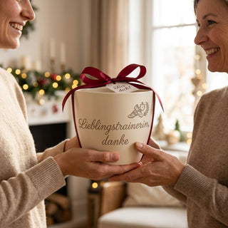 Personalisierter Blumentopf mit Gravur — Geschenk Hundetrainerin Abschied — als persoenliche Geschenk-Uebergabe