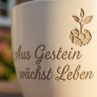 Blumentopf mit Gravur „Aus Gestein wächst Leben“ — Geschenk Geologe — Detailaufnahme