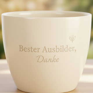 Personalisierter Blumentopf mit Gravur — Geschenk Ausbilder Abschied — nahaufnahme