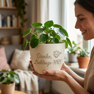 Personalisierter Blumentopf mit Gravur — Geschenk HR Managerin Abschied — im Wohnambiente