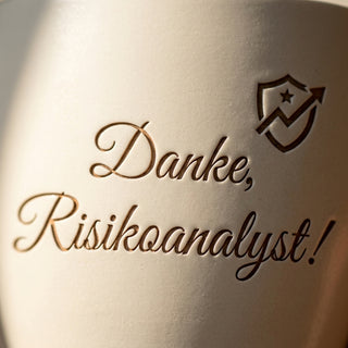 Personalisierter Blumentopf mit Gravur — Geschenk Risikoanalyst zum Abschied — Detailaufnahme