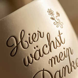 Personalisierter Blumentopf mit Gravur — Geschenk Sanitäter Rettungsdienst Danke — Detailaufnahme
